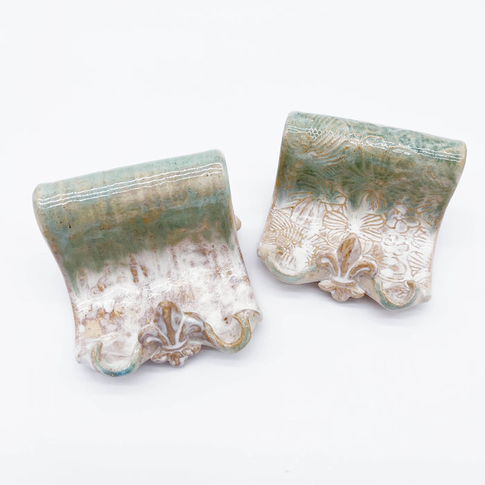 Fleur De Lis Hold-It